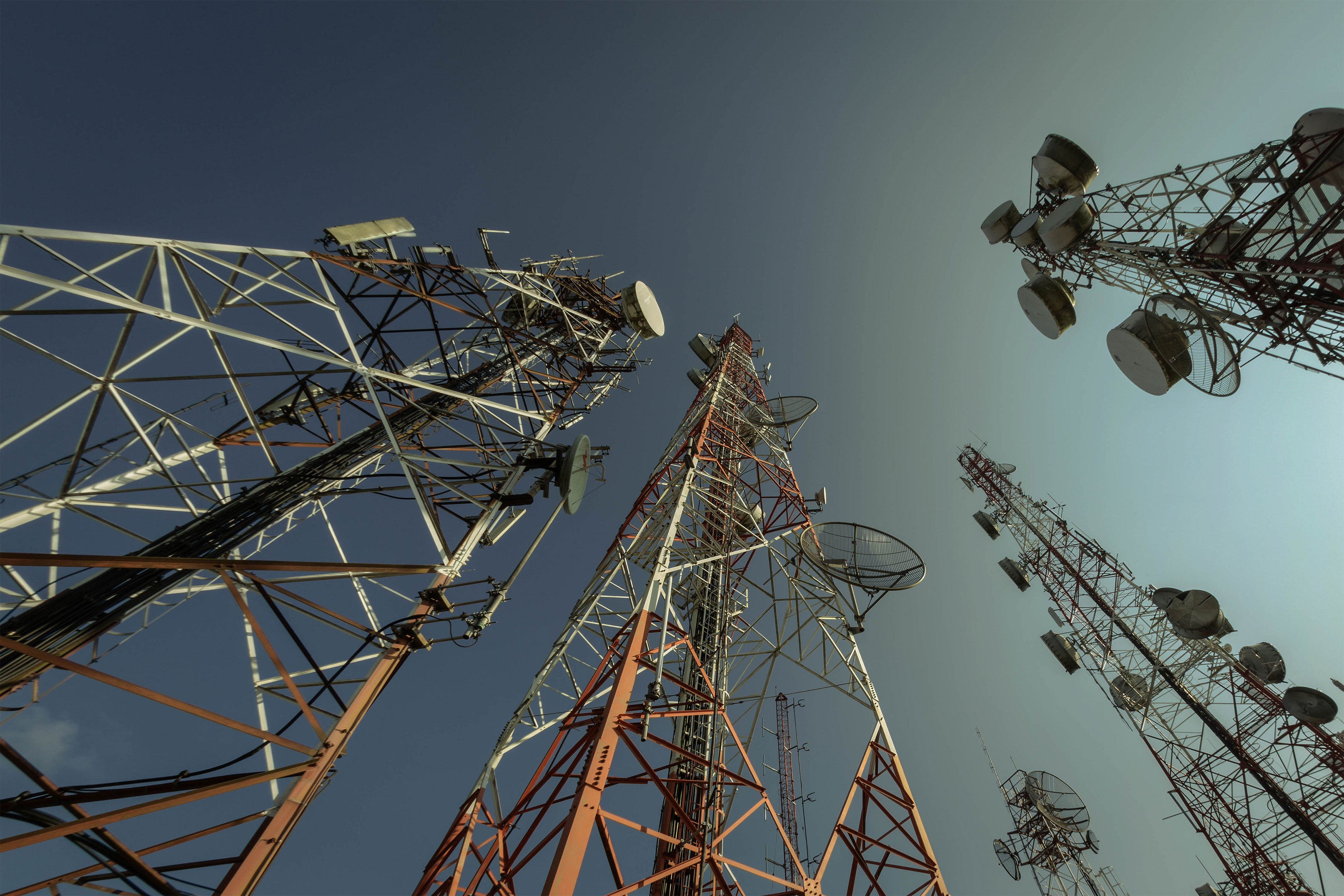 Антенна радиорелейная адэ. Радиосвязь компании. Информационные технологии и телекоммуникации. Вышка мобильной связи. Амс антенно-мачтовое сооружение.